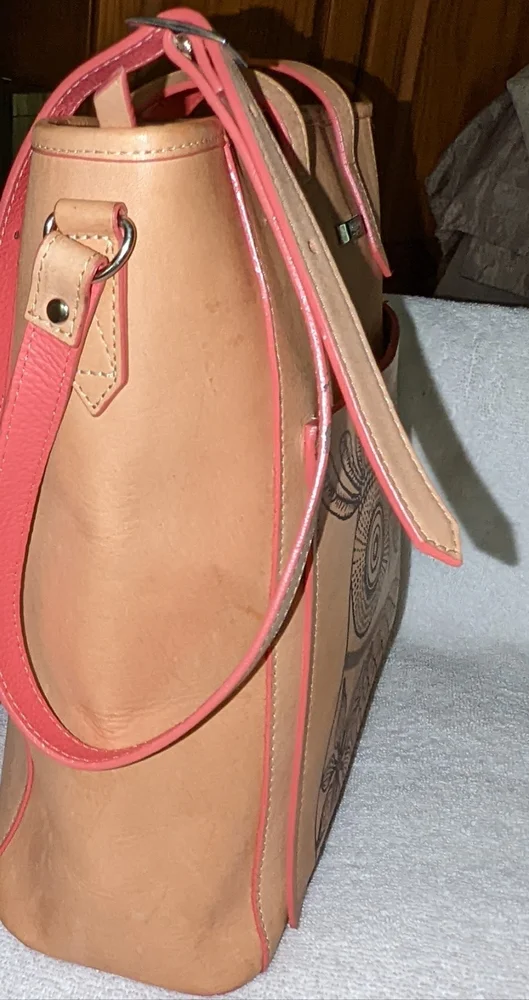 Tannino Cuero leather bag with owl details. Made in Colombia.